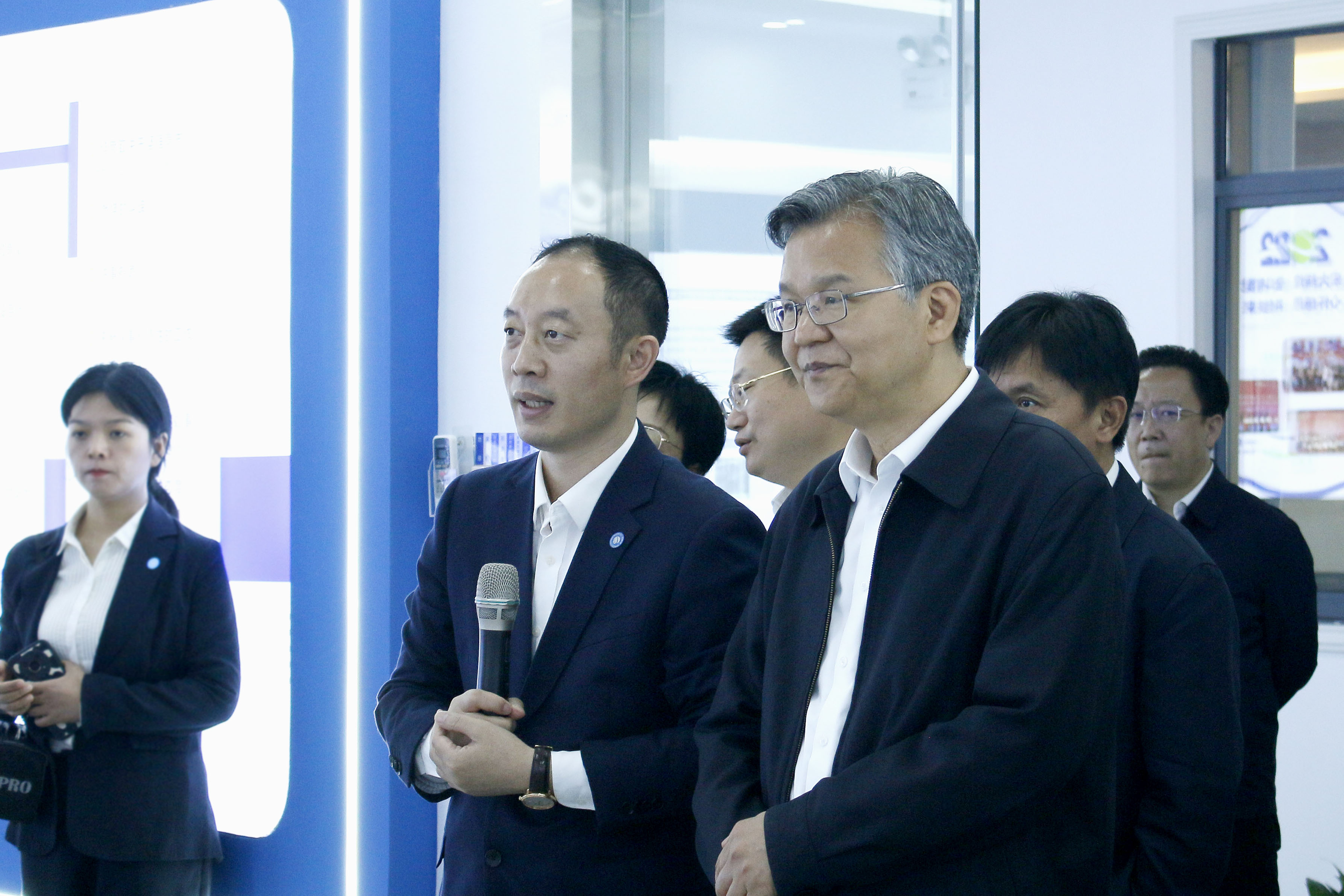 省委常委、常務(wù)副省長(zhǎng)李殿勛一行蒞臨株洲宏大高分子材料有限公司考察調(diào)研
